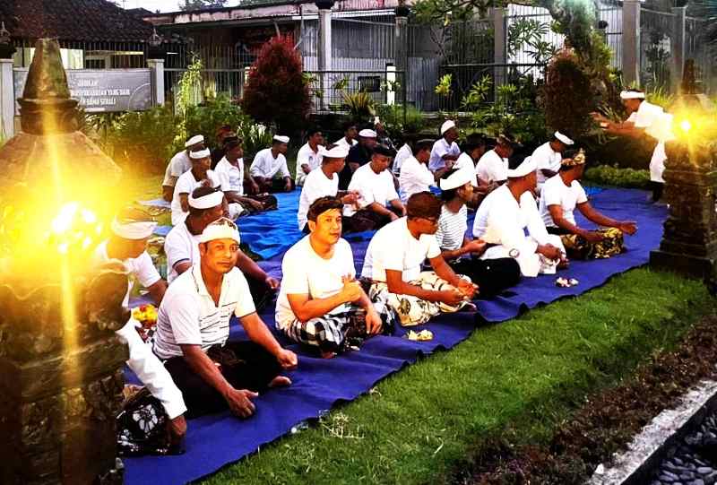 MERENUNG DALAM HENING:  Puluhan Warga Binaan Pemasyarakatan (WBP) beragama Hindu di Rumah Tahanan Negara Kelas IIB Bangli diajak merenungi di momen perayaan Hari Raya Siwaratri. (foto:Rutan Bangli)