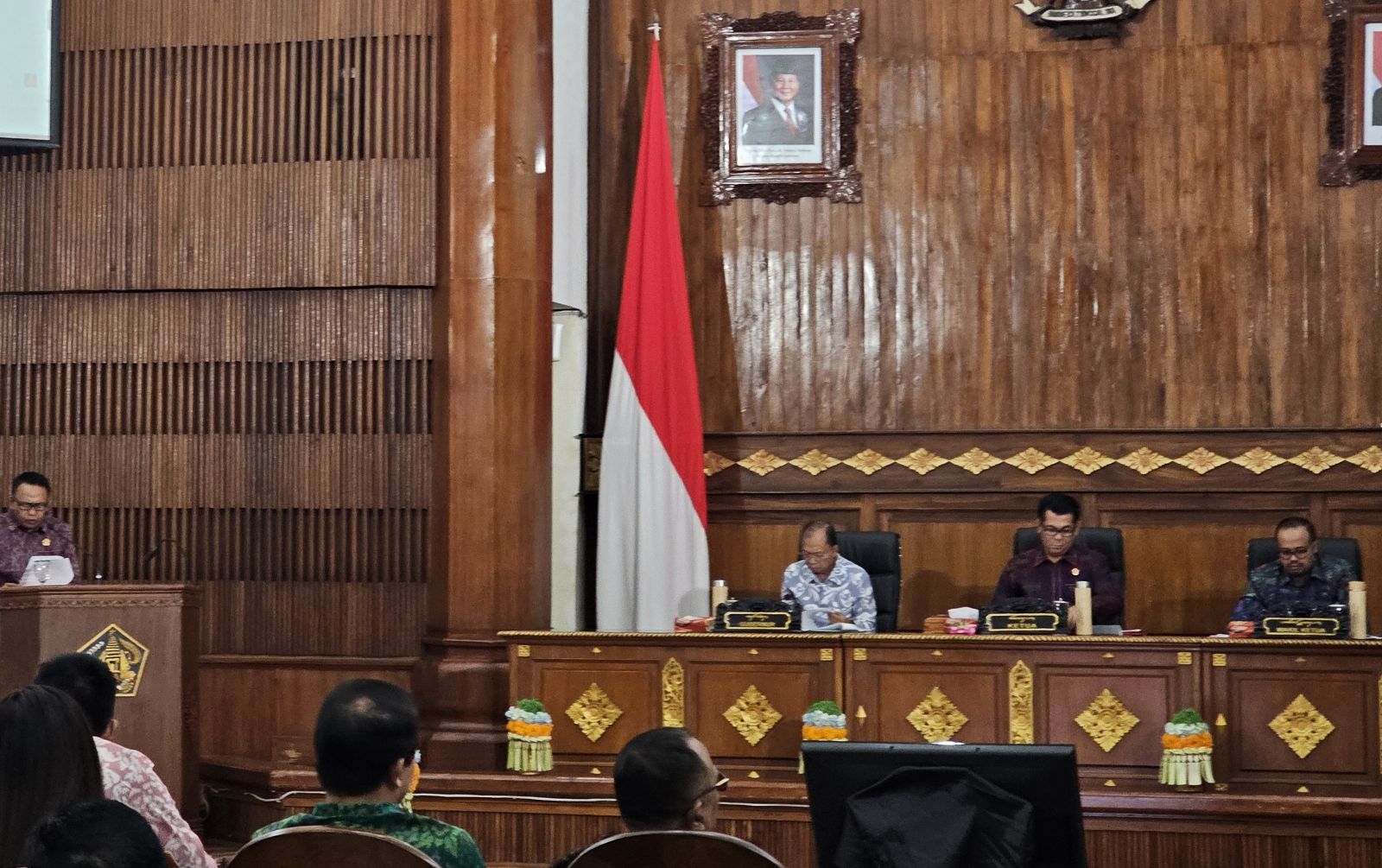 SOROTI KINERJA INTERNAL: I Wayan Subawa anggota Fraksi Gerindra dan PSI DPRD Bali membacakan pandangan umum
