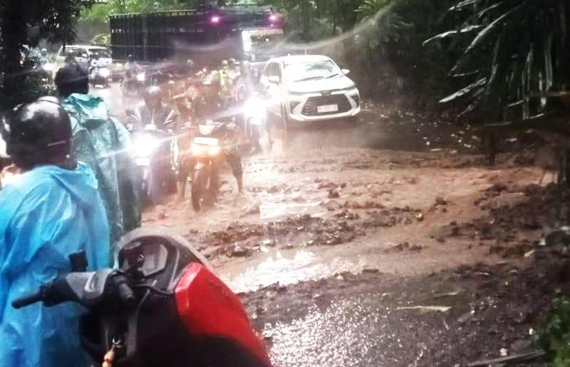 LONGSOR : Jalur Denpasar-Amlapura tepatnya di Sanghyang Ambu, Desa Bugbug longsor akubat hujan deras hingga membuat arus lalulintas terganggu. (ist)