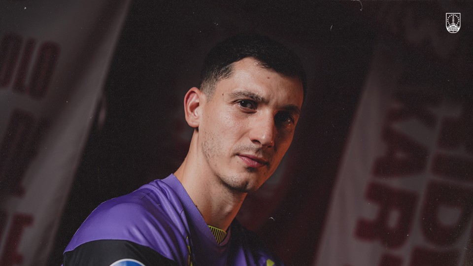 Kiper Persis Solo Vukasan Vranes. Persis mendatangkan Vranes dari Liga Serbia untuk memperkuat lini belakang yang rapuh. Posisi Riyandi terancam.