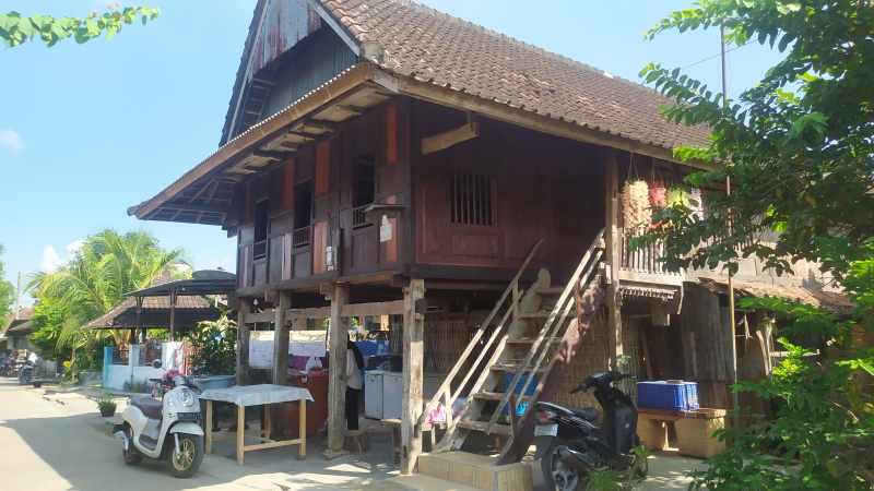 SEMAKIN LANGKA: Rumah panggung Loloan di Kelurahan Loloan Timur. (M.Basir/Radar Bali)
