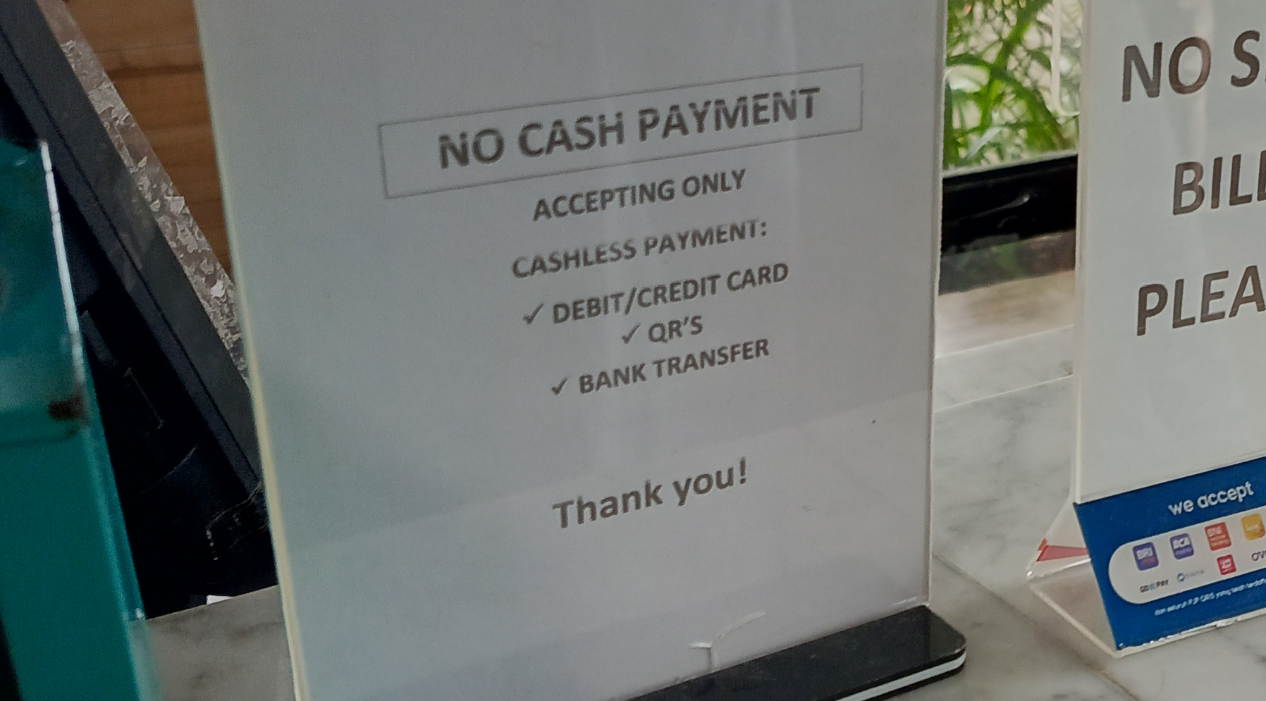 NON TUNAI:  Salah satu kafe di Denpasar yang tidak menerima uang tunai saat pembayaran.