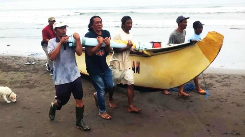 TEREMPAS BADAI : Perahu nelayan asal Desa Air Kuning, Jembrana, terbalik. (foto: Polsek Mendoyo,Jembrana)