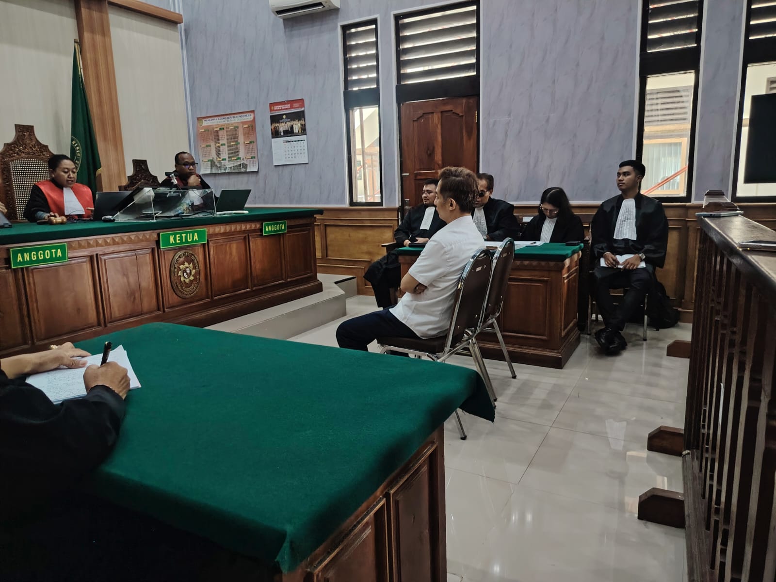 BEBAS: Budiman Tiang (baju putih) mendengarkan hakim membacakan putusan di PN Denpasar, Selasa (20/1)