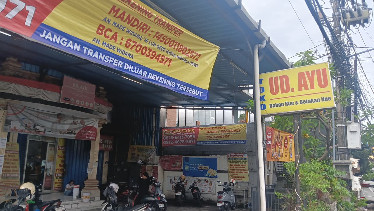 RUGI BESAR: Toko bahan kue UD Ayu di Jalan Tukad Pakerisan mengalami kerugian inmateriil cukup besar akibat peretasan yang menipu banyak pelanggan.
