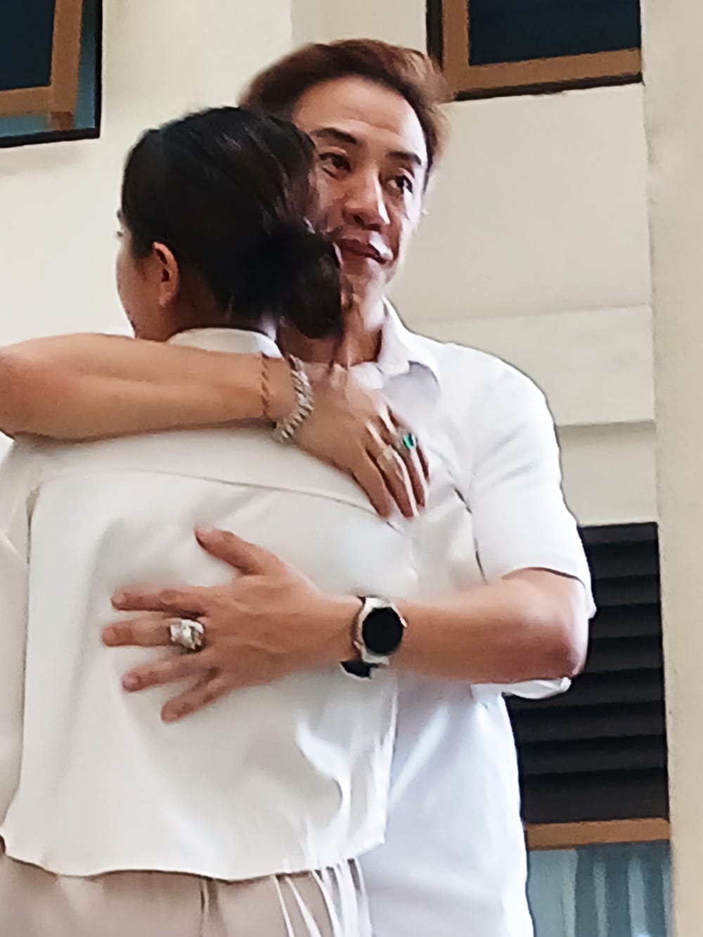 LEPAS: Budiman Tiang usai menjalani sidang putusan di PN Denpasar, Selasa (20/1/2025).