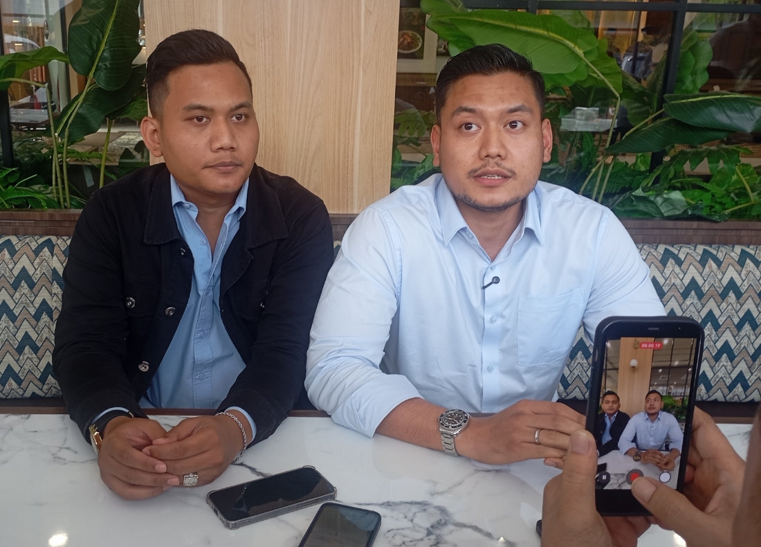 Kuasa Hukum Terdakwa Axl Mattew Situmorang (kanan) dan Alexander Ricardo Gracia Situmorang di Denpasar (20/1/2026).