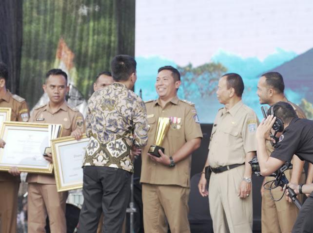 Perbekel Darmasaba Ida Bagus Surya Prabawa Manuaba menerima trofi Peringkat Terbaik I Lomba Administrasi Tata Kelola Pemerintahan Desa Tingkat Nasional.