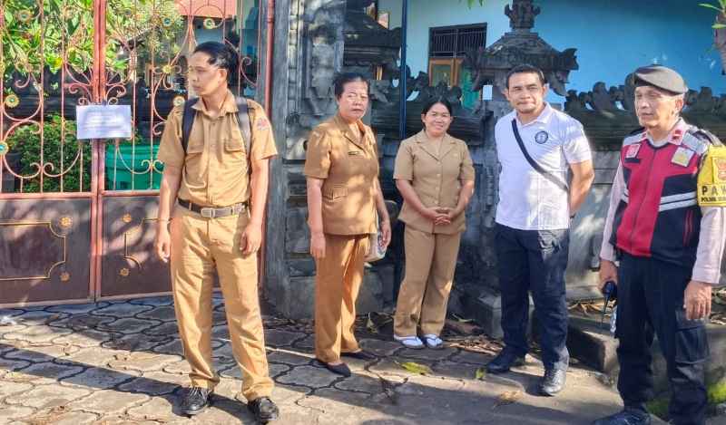 DISEGEL : Kondisi SDN 4 dan SDN 5 Kubutambahan yang disegel ggegara sengketa tanah. (foto : francelino junior)