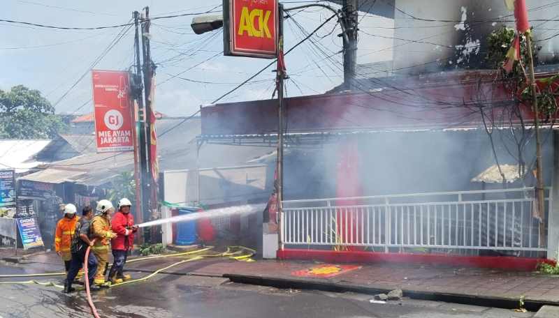 MENCEKAM : Kebakaran outlet cepat saji ACK Bualu di Jalan Kurusetra, Kelurahan Benoa, Kuta Selatan. (foto:Polresta Denpasar)