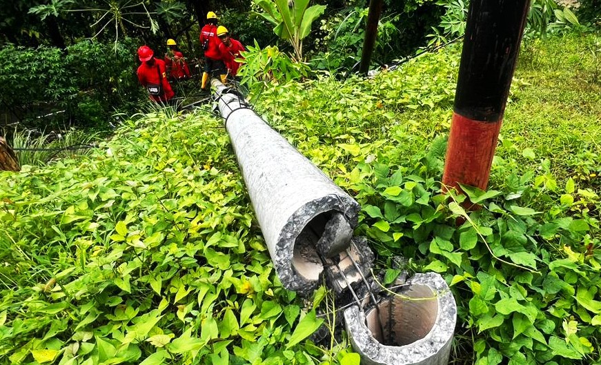 AMBRUK : Tiang Listrik roboh di di Jalan Raya Banjar Senangka, Desa Sakti , Nusa Penida. (Foto: Humas Polres Klungkung)