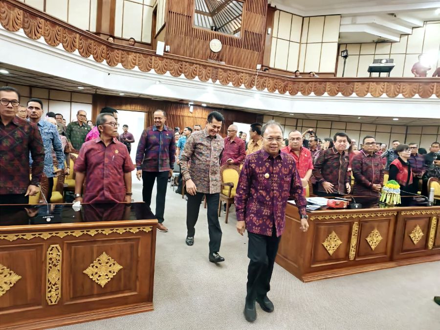 SOROTI KEHADIRAN: Jawaban Gubernur terkait Pandangan Umum Fraksi-Fraksi terhadap Raperda Provinsi Bali tentang Penambahan Penyertaan Modal Daerah Kepada BPD di Wiswa Sabha Utama kemarin (20/1/2026)