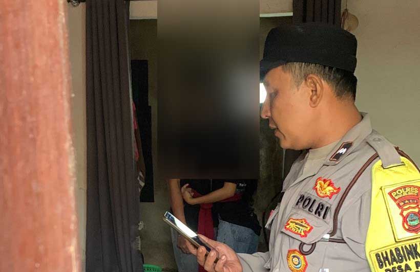 TRAGIS : Polisi mendatangi lokasi tempat sejoli nekat mengakhiri hidup di kamar kos-kosan di Desa Pancasari, Kecamatan Sukasada, Buleleng.(istimewa)