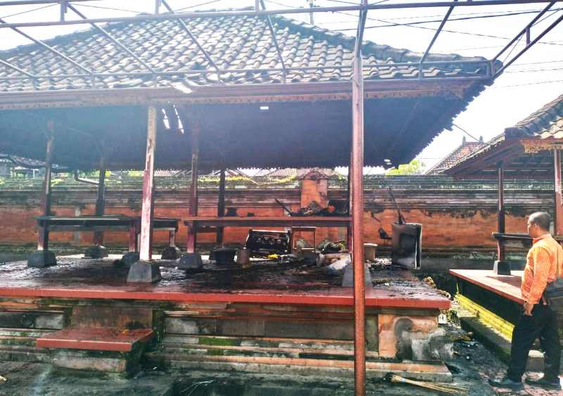 DILALAP SI JAGO MERAH : Balai Piyasan Pura Puseh, Desa Adat Abianbase, Gianyar. (Istimewa)