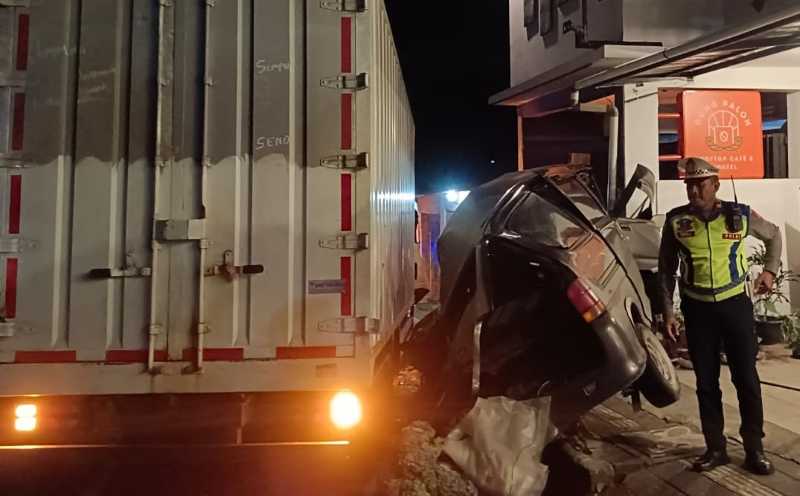 NAHAS DI JALAN RAYA: Isuzu Box setelah menabrak Daihatsu Espass. Beruntung tidak ada korban jiwa dalam peristiwa tersebut.(foto:Polres Buleleng)