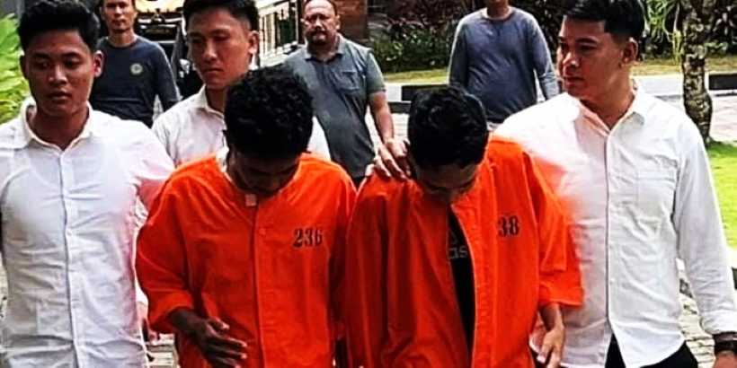 AKIBAT ULAH SENDIRI : Alberto Jestin Kasmuni dan Oskar US Panyongang kenakan pakaian tahanan. (Wayan Widyantara)