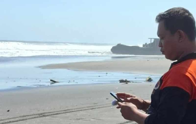 PANTAU PANTAI : Petugas BPBD Tabanan memantau kondisi Pantai Yeh Gangga, Desa Sudimara Tabanan.(juliadi/radar bali)