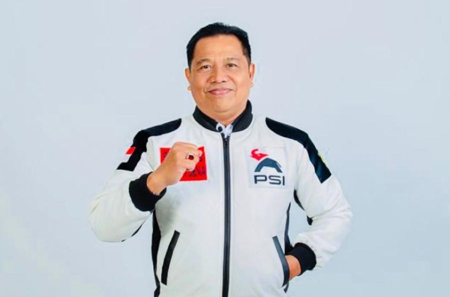 GANTI PLAT POLITIK: ( I Wayan Suyasa kenakan seragam PSI