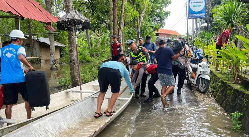 DIUNGSIKAN : Banjir di sejumlah tempat di Nusa Penida. (Foto: Polsek Nusa Penida)