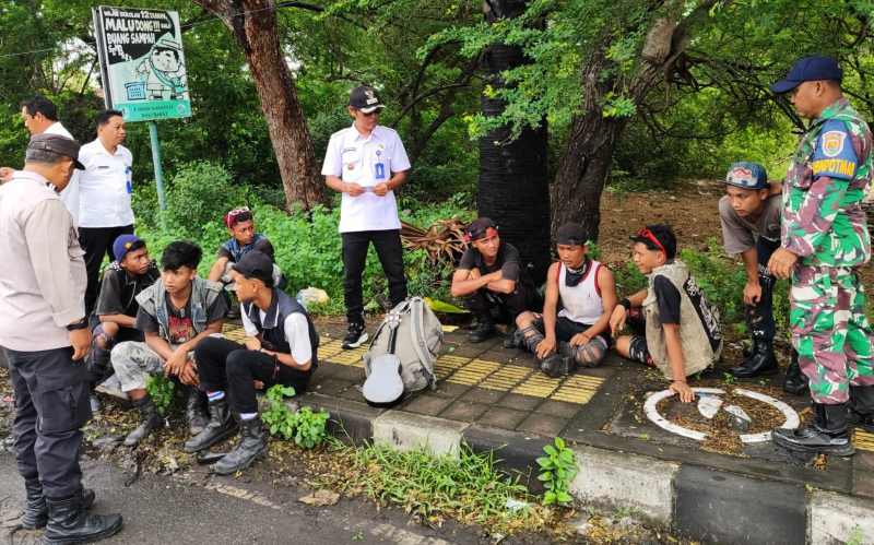 CUMA MODAL NEKAT : Delapan anak jalanan yang diamankan petugas di pinggir jalanan kawasan pertokoan depan Pura Dalem Gilimanuk. (foto. Dok Lurah Gilimanuk)