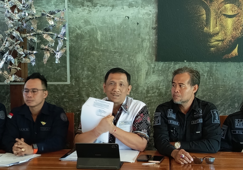 PEDE: Gede Pasek Suardika (tengah) bersama tim pengacara Kakanwil BPN Bali, I Made Daging, Kamis (22/1/2026).