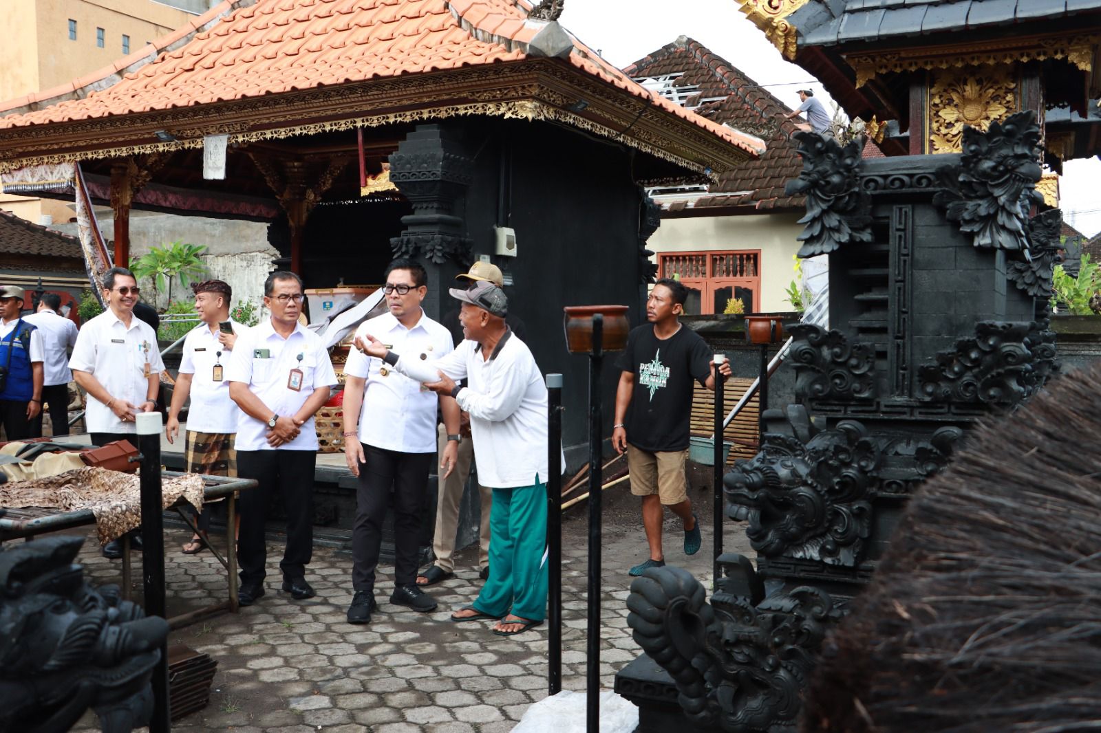 Wakil Wali Kota Denpasar I Kadek Agus Arya Wibawa saat meninjau lokasi bencana angin puting beliung di Desa Sidakarya, Rabu (21/1).