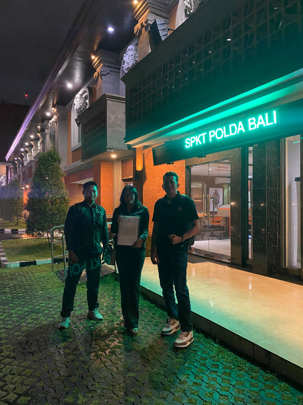 Kuasa Hukum pelapor Evan Galanis dari Andi Law Firm and Partners di Mapolda Bali, Denpasar.