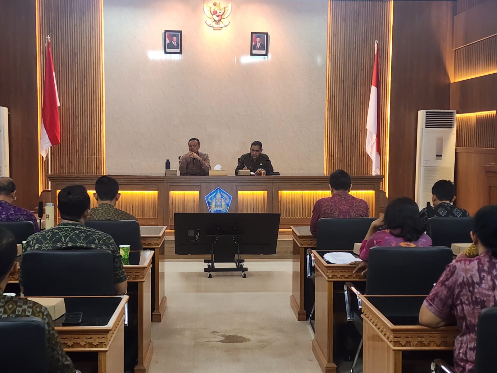 Sekda Provinsi Bali, Dewa Made Indra, saat memimpin Rapat Pleno di Ruang Widya Sabha, Gedung Unit 2 Lantai 3, Dinas Kebudayaan Provinsi Bali, Selasa (20/1/2026).