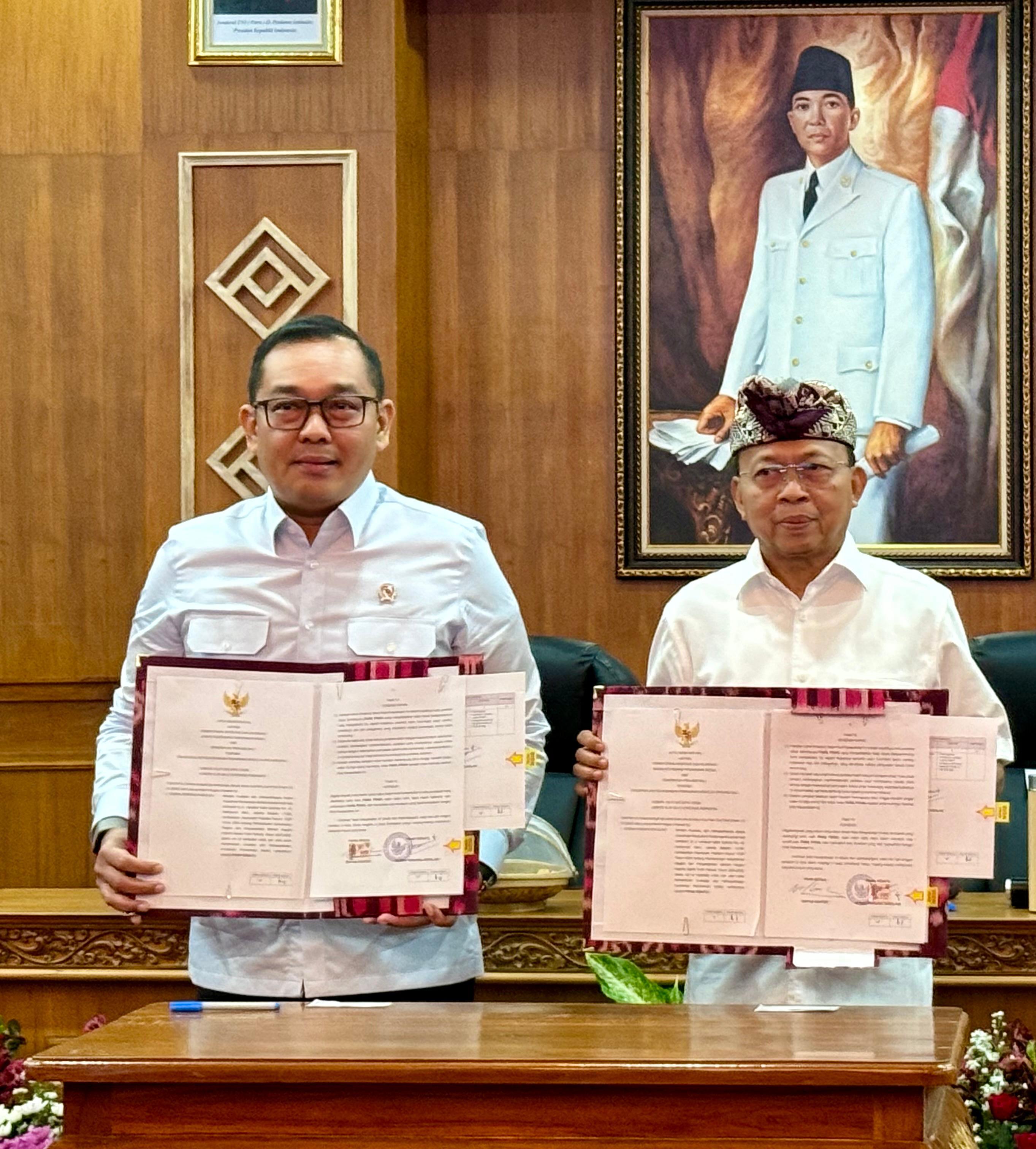 INVESTASI TAAT ATURAN: Gubernur Bali Wayan Koster (kanan) bersama Wamen Investasi dan Hilirisasi/BKPM Todotua Pasaribu di Gedung Kertha Sabha, Jayasabha, Denpasar Kamis (22/1). (Pemprov Bali)