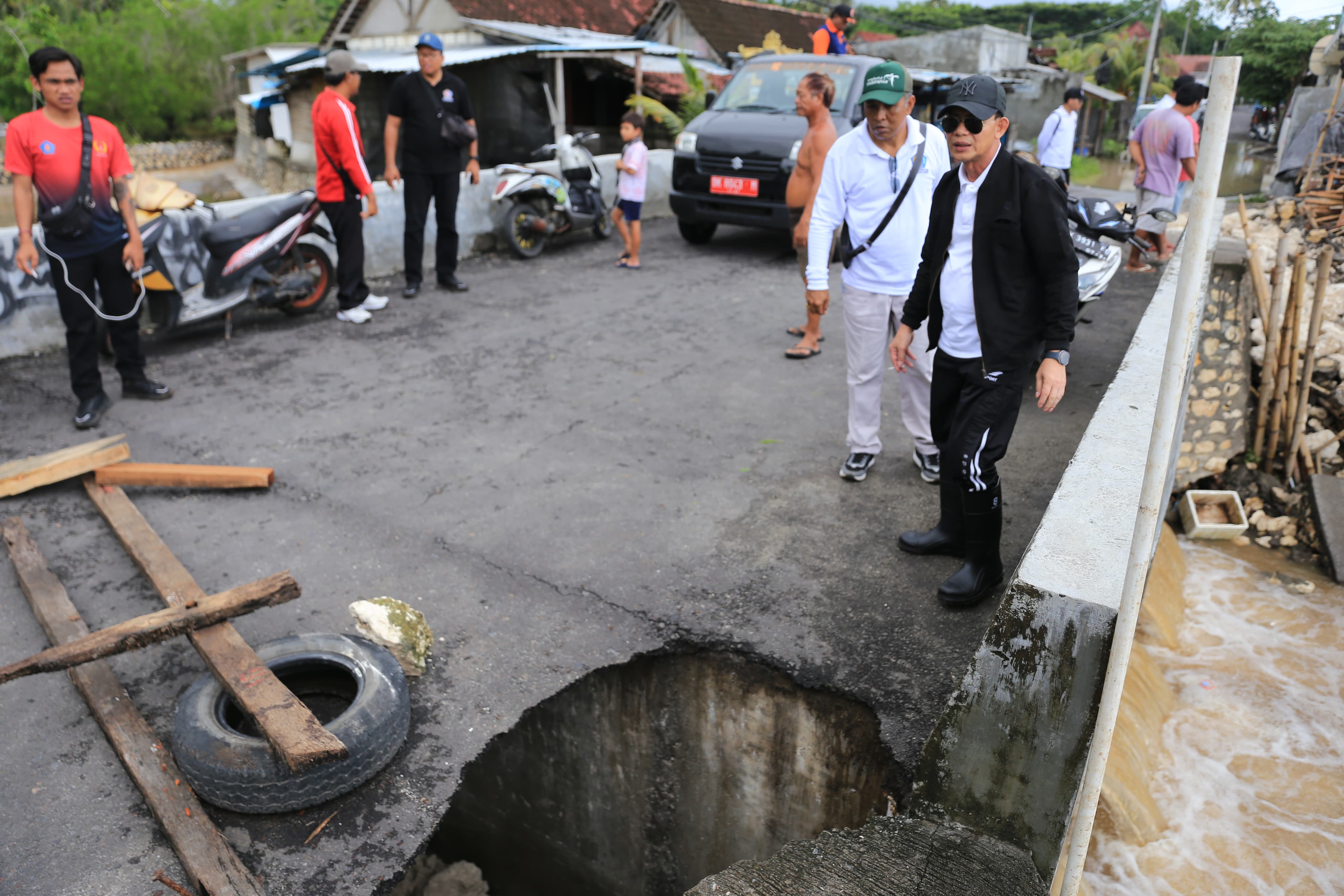 Bupati Klungkung I Made Satria bersama turun langsung ke lapangan untuk meninjau lokasi terdampak bencana di Nusa Penida (22/1).