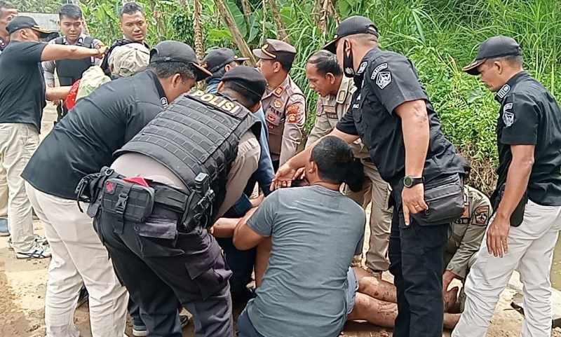 HARUS KERAHKAN BANYAK ORANG : Seorang purnawirawan TNI berinisial  INK yang menderita gangguan jiwa harus diringkus beramai-ramai karena mengamuk. (Foto: Humas Polres Bangli )