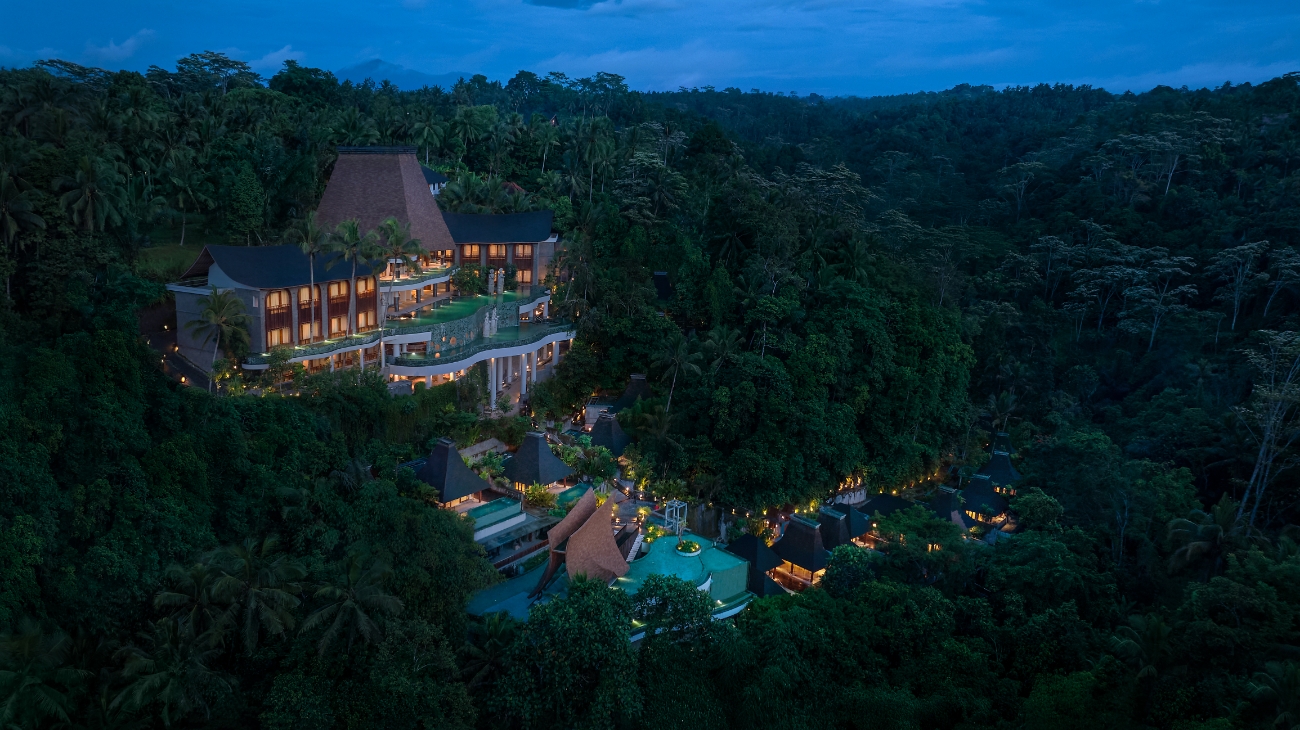 Terletak di perbukitan Desa Bresela, Gianyar, nama Hiliwatu berasal dari lokasi dimana resor ini berada, &ldquo;Hili&rdquo; yang berarti bukit dan &ldquo;Watu&rdquo; yang berarti batu.