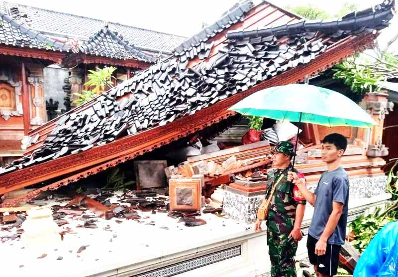 PORAK PORANDA : Sebagian bangunan di Batubulan Kangin mengalami kerusakan akibat diterjang puting beliung.(foto:Polsek Sukawati,Gianyar)