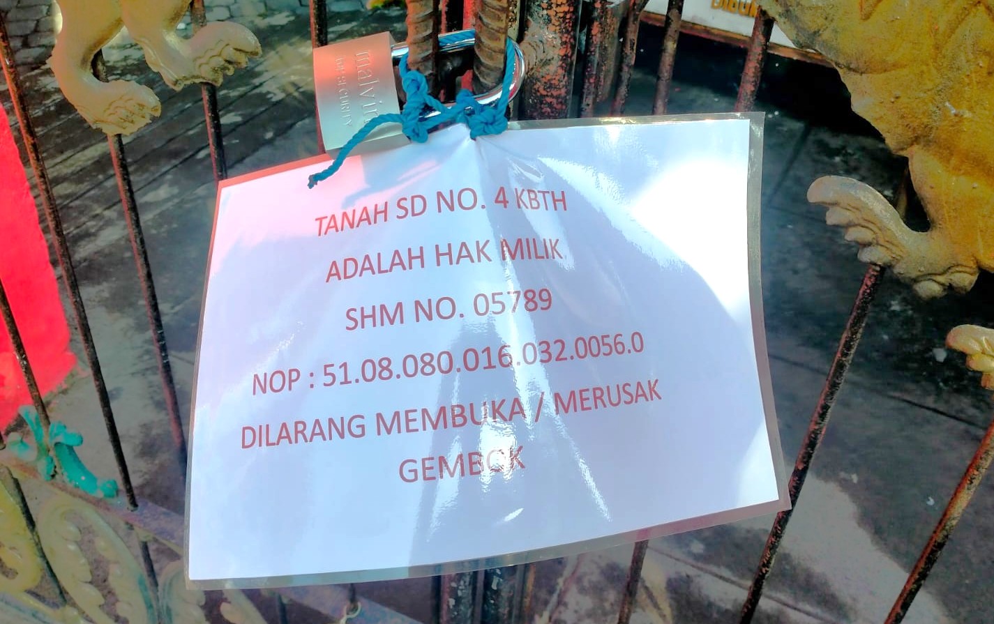 DIGEMBOK : Penyegelan pintu gerbang gedung sekolah SDN 4 dan 5 Kubutambahan, Buleleng. (francelino junior)