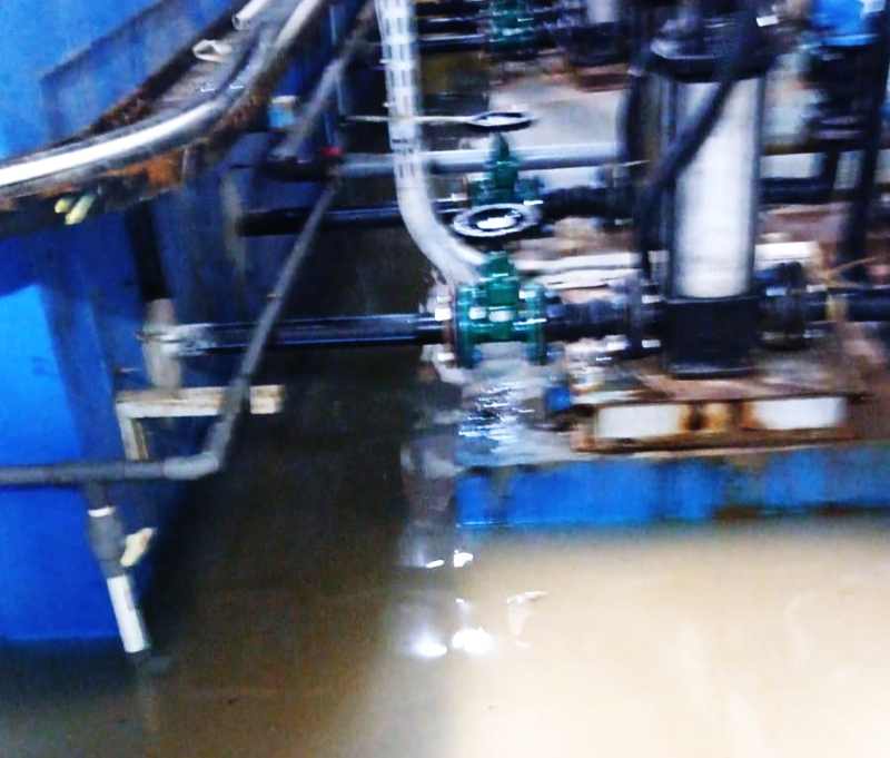 PERLU TEMPAT LEBIH TINGGI : Fasilitas Mesin SWRO (Sea Water Reverse Osmosis) yang perlu perbaikan akibat banjir. (ist)