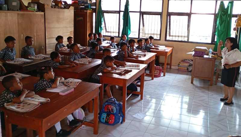 TEGA NIAN YANG MENYEGEL : Suasana belajar siswa SDN 5 Kubutambahan yang meminjam tempat di SDN 2 Kubutambahan.. (francelino junior)