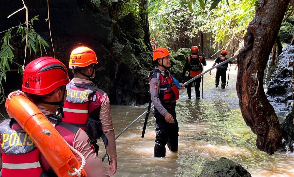 MENCARI KORBAN HANYUT : Polisi bersama tim gabungan mencari korban hanyut, istri dari Semi Christian Banfanu, Yuliana Da Kosta Makun, dan Audrey Natania Banafanu .(juliadi/radar bali)
