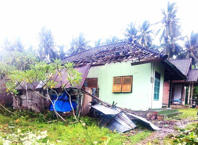 DIOBRAK-ABRIK ANGIN : Kondisi rumah warga yang rusak karena angin puting beliung Rabu pagi. (foto: dok.Yudana)