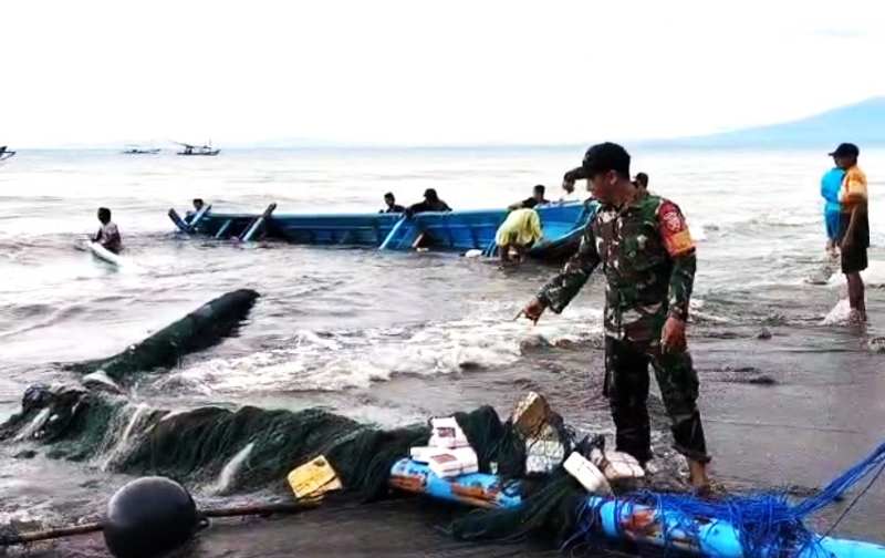 EVAKUASI PERAHU : Aparat bersama warga bergotong royong evakuasi perahu yang tenggelam di Desa Cupel.. (foto:dok.Andra)