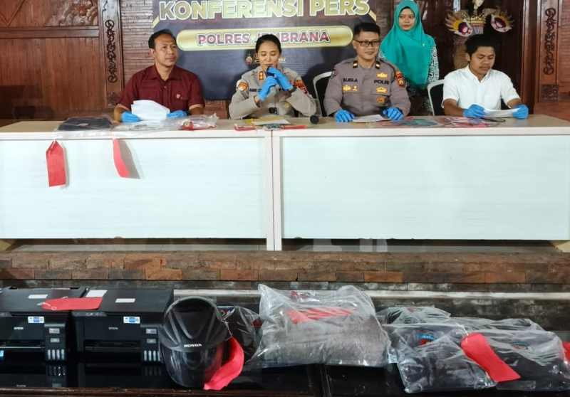 BEBERKAN BARANG BUKTI : Kapolres Jembrana AKBP Kadek Citra Dewi Suparwati, menunjukkan barang bukti hasil pencurian tersangka DS saat rilis ke media. (foto:Humas Polres Jembrana)