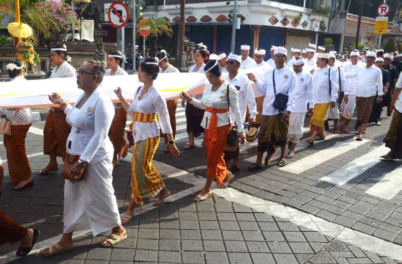 ilustrasi prosesi menjelang pengabenan di Denpasar, beberapa waktu lalu. (adrian suwanto/radar bali)