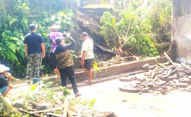 BERISIKO BESAR : Rumah warga di Banjar Dinas Acak Kuwum, Desa Kuwum, Kecamatan Marga, yang roboh dan penghuninya hilang terseret arus Sungai. (juliadi/radar bali)