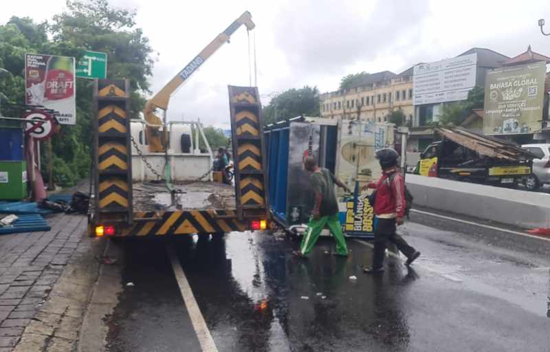 TERGULING: Truk Terguling di Sunset Road Kuta, muatan daging berserakan di jalan. (.Foto Polresta Denpasar)