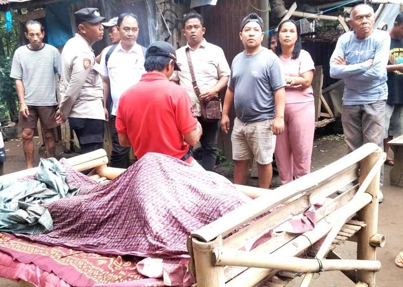 TRAGIS : Jenazah Komang R dievakuasi dari dasar jurang Air Terjun Tukad Tangis. Ia diduga bunuh diri.( Foto: Polres Buleleng untuk Radar Bali)