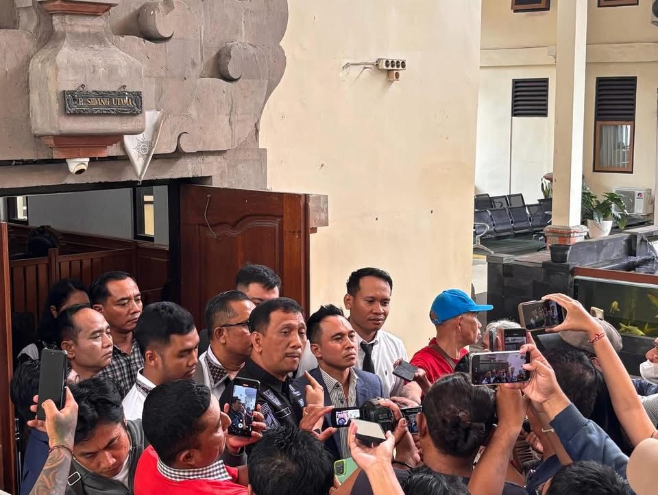 KECEWA BERAT: Gede Pasek Suardika (tengah baju hitam) didampingi Made