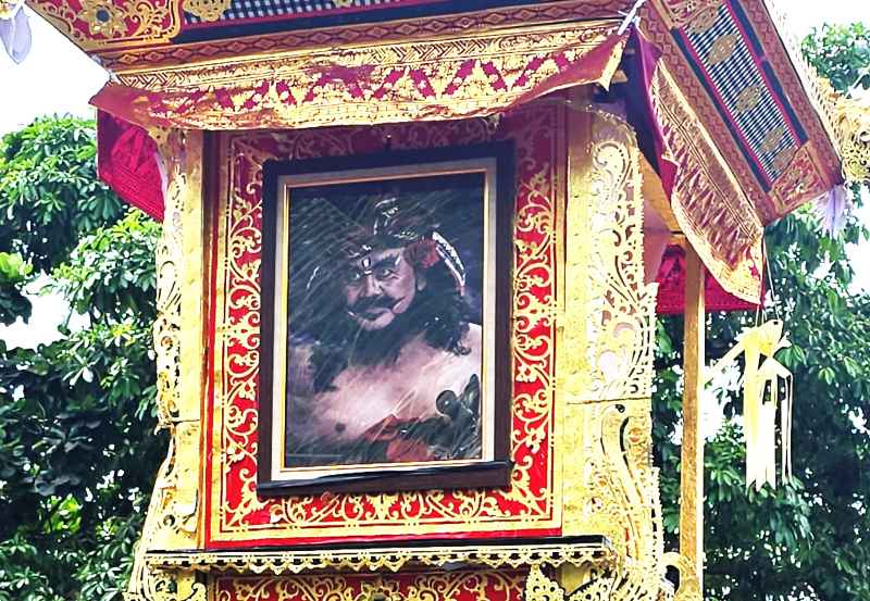 NAMANYA ABADI KARENA DEDIKASI DALAM SENI : Pengabenan mendiang Prof. Dr. Drs. I Wayan Sugita di Krematorium Punduk Dawa, Desa Pesinggahan, Klungkung. (Dewa Ayu Pitri Arisanti)