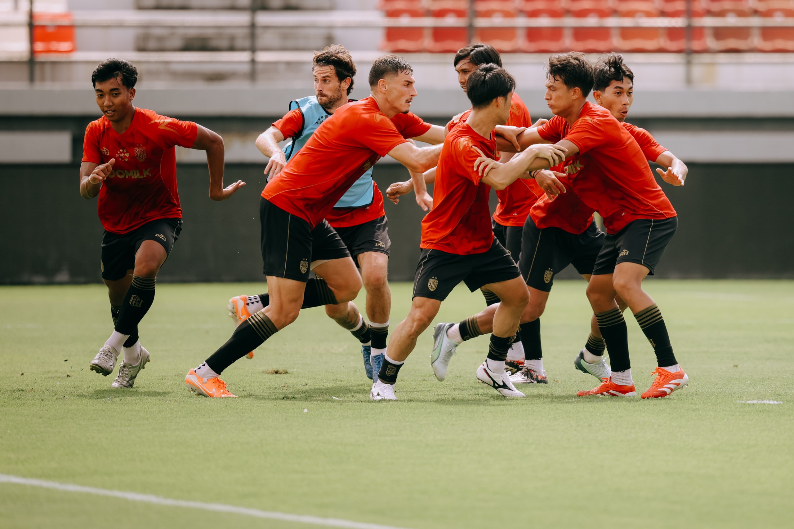 Pemain Bali United melakukan uji tanding sebelum meladeni Semen Padang di pekan ke-18 Super League 2025 2026.
