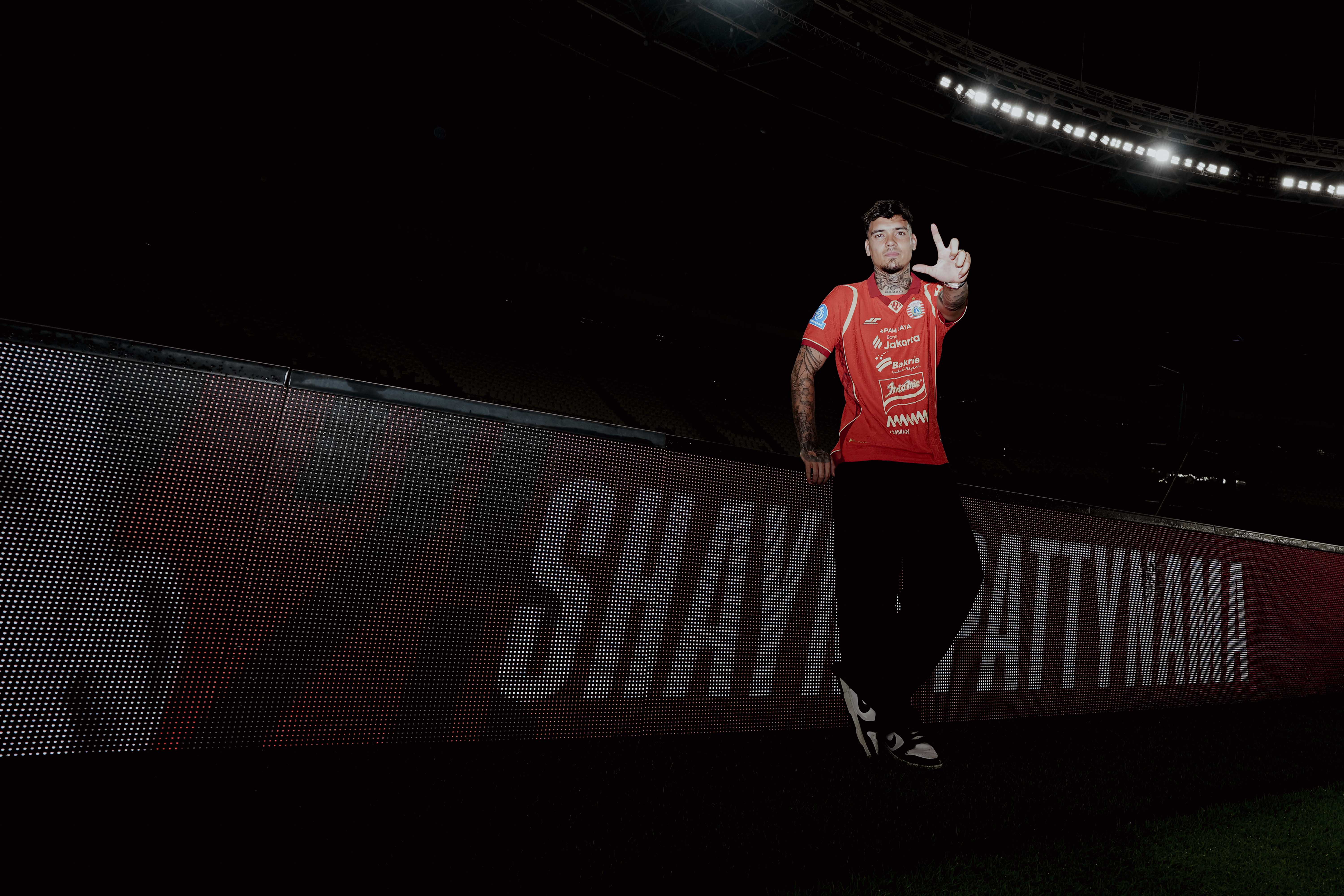 Bek Kiri Timnas Indonesia Shayne Pattinama resmi didatangkan Persija Jakarta dari Buriram FC.