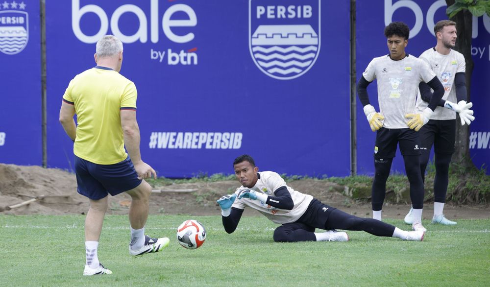 Kiper Persib Teja Pakul Alam berlatih reflek bersama Pelatih Kiper Mario Jozic di lapangan pendamping GBLA.