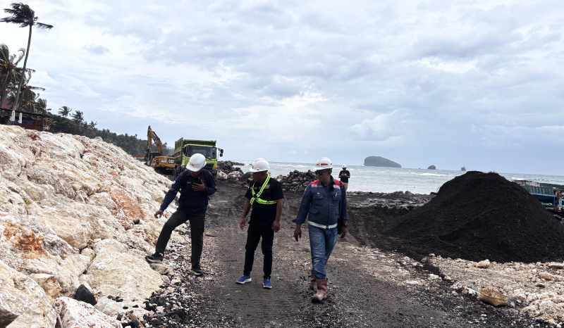 TERUS DIPERCANTIK : Proyek penataan konservasi Pantai Candidasa yang saat ini masih terus berlangsung. (zulfika Rahman)